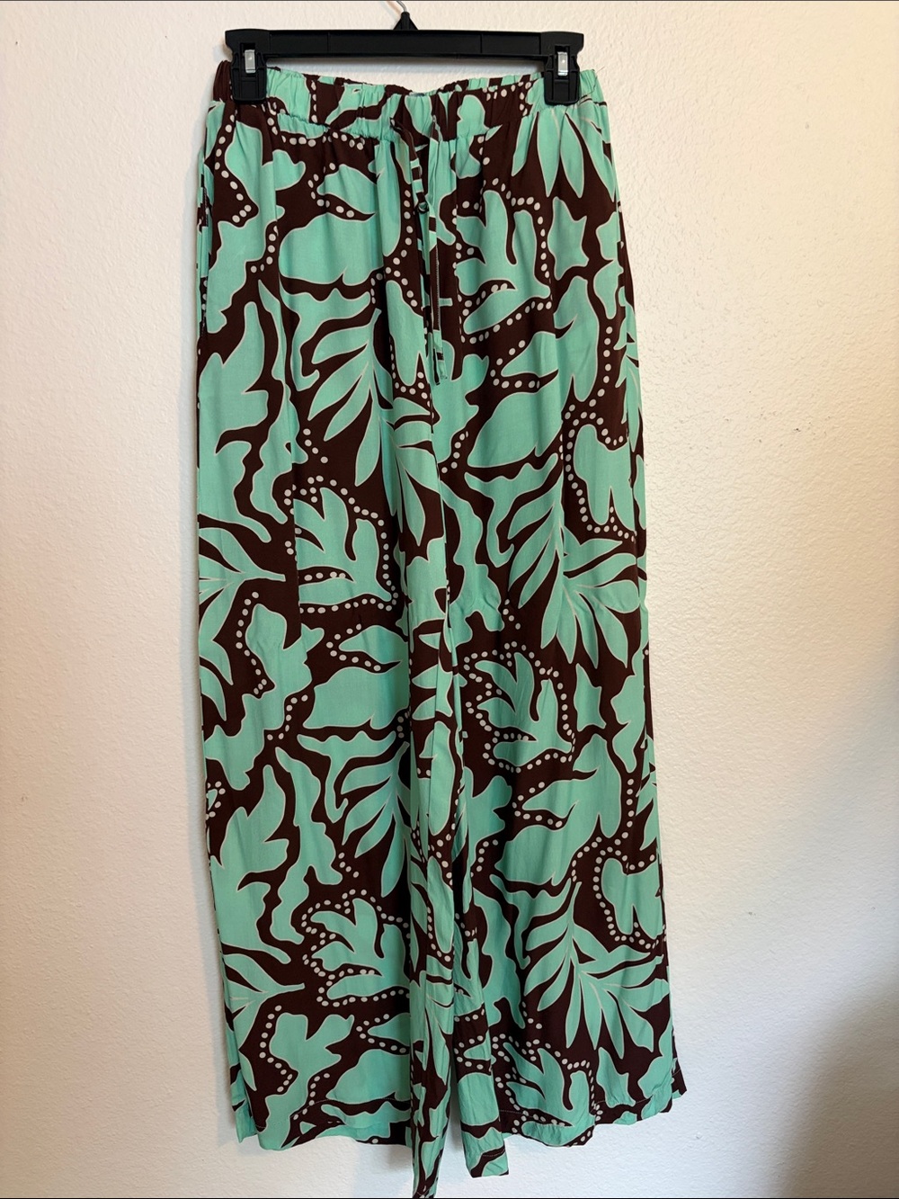 MinkPink Size S Wide-Leg Tropical Print Pants Mint & Chocolate